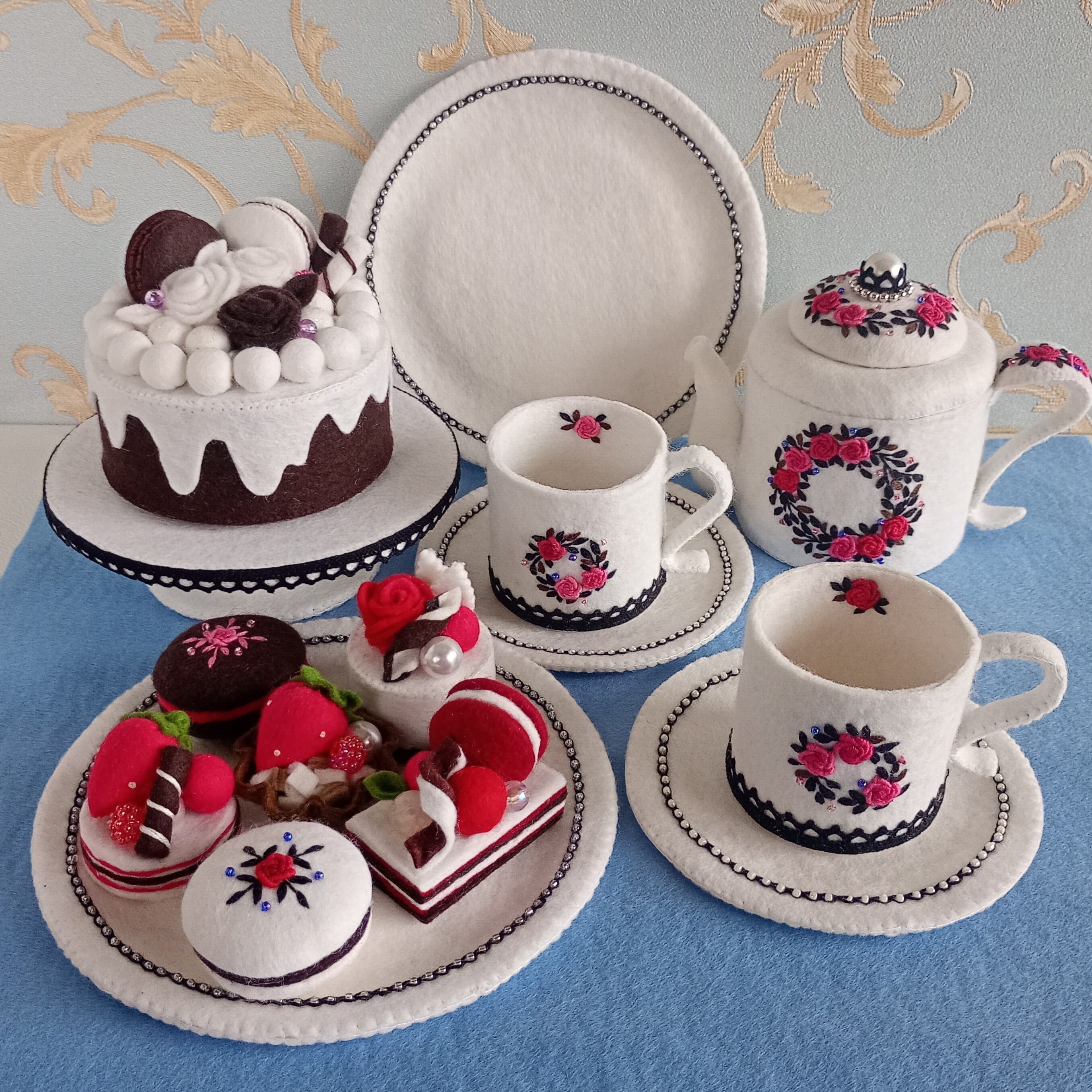 カナの青い箱【フェルト＆刺繍のおままごと】