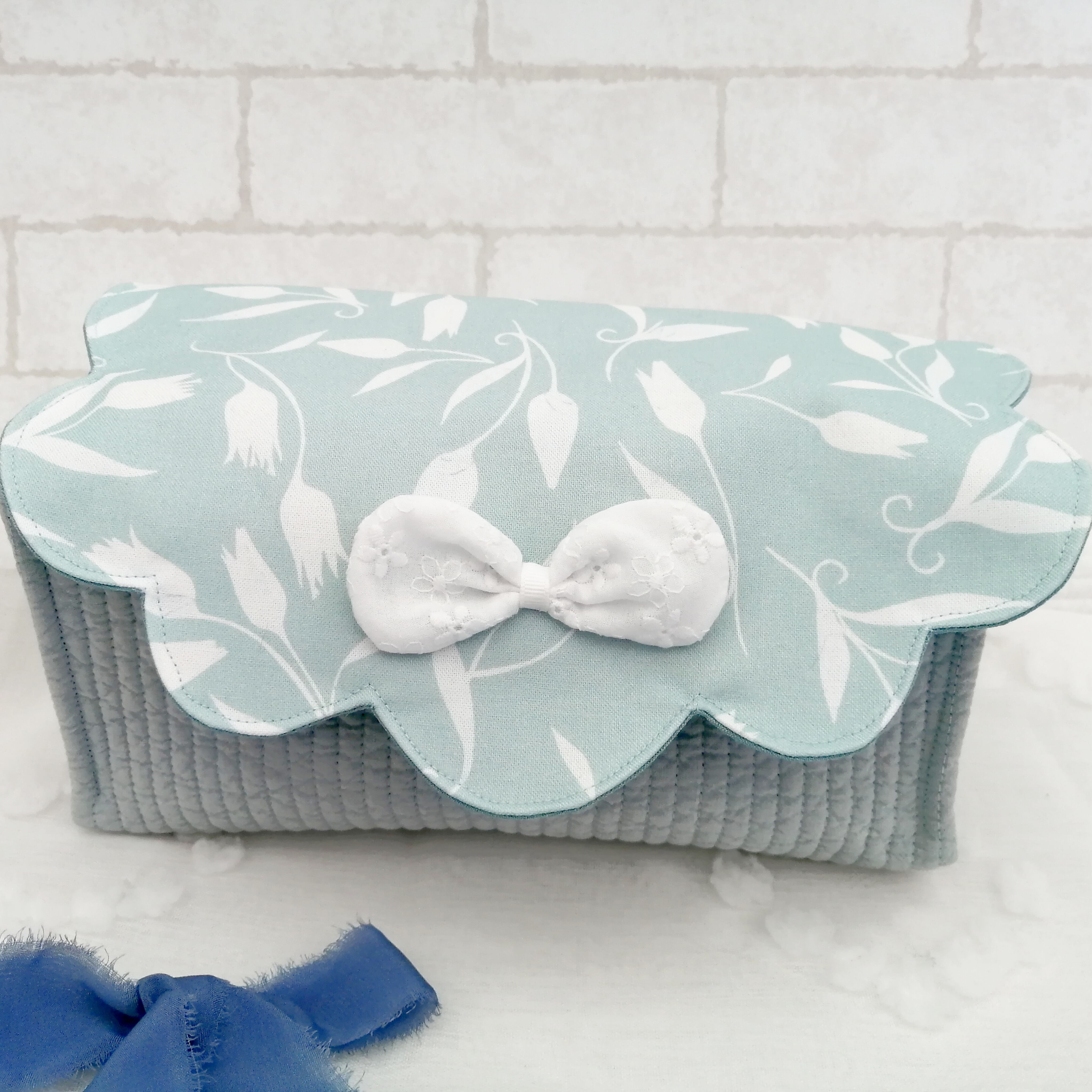 スカラップリボンの布バスケット ヌビ すずらん 白い花レースのふわふわリボン