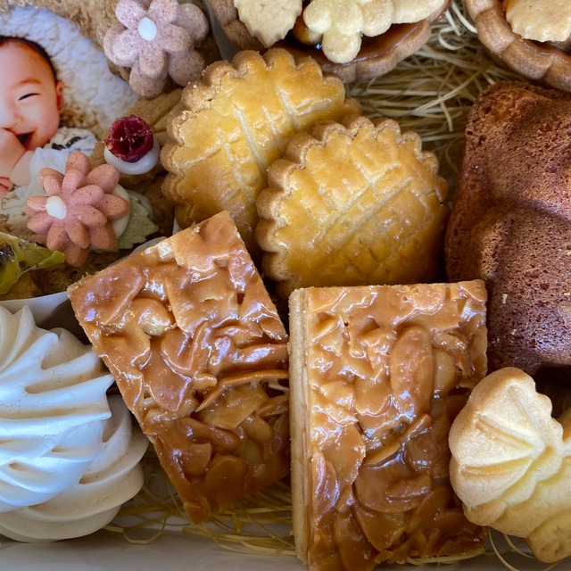 内祝い用ギフトセット (サイズM)　お花のリース、キャラメルタルトと人気の焼き菓子。