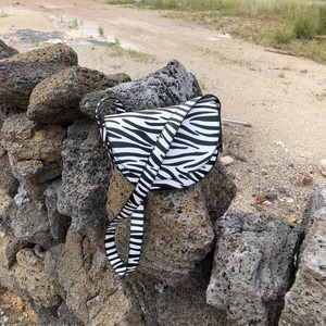 セミサークルフラップバッグ