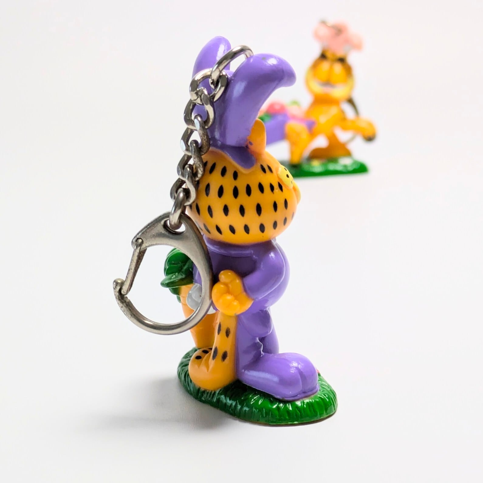☆VINTAGE 80'☆【 Garfield ( ガーフィールド ) 】 PVCフィギュア キーホルダー イースターバニー / パープル 〚アメリカン雑貨 アメトイ〛