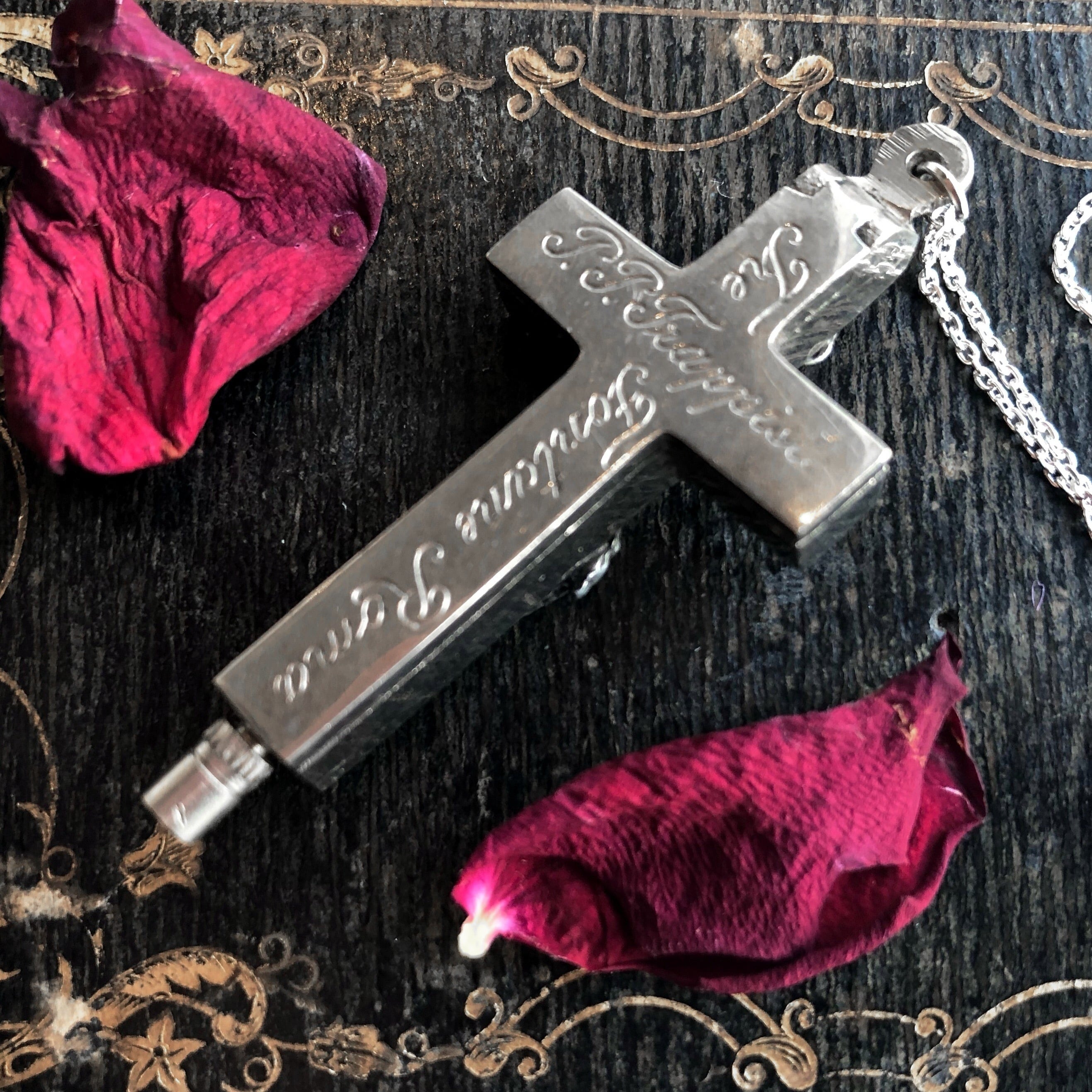 聖遺物入りの十字架 | メルキュール骨董店