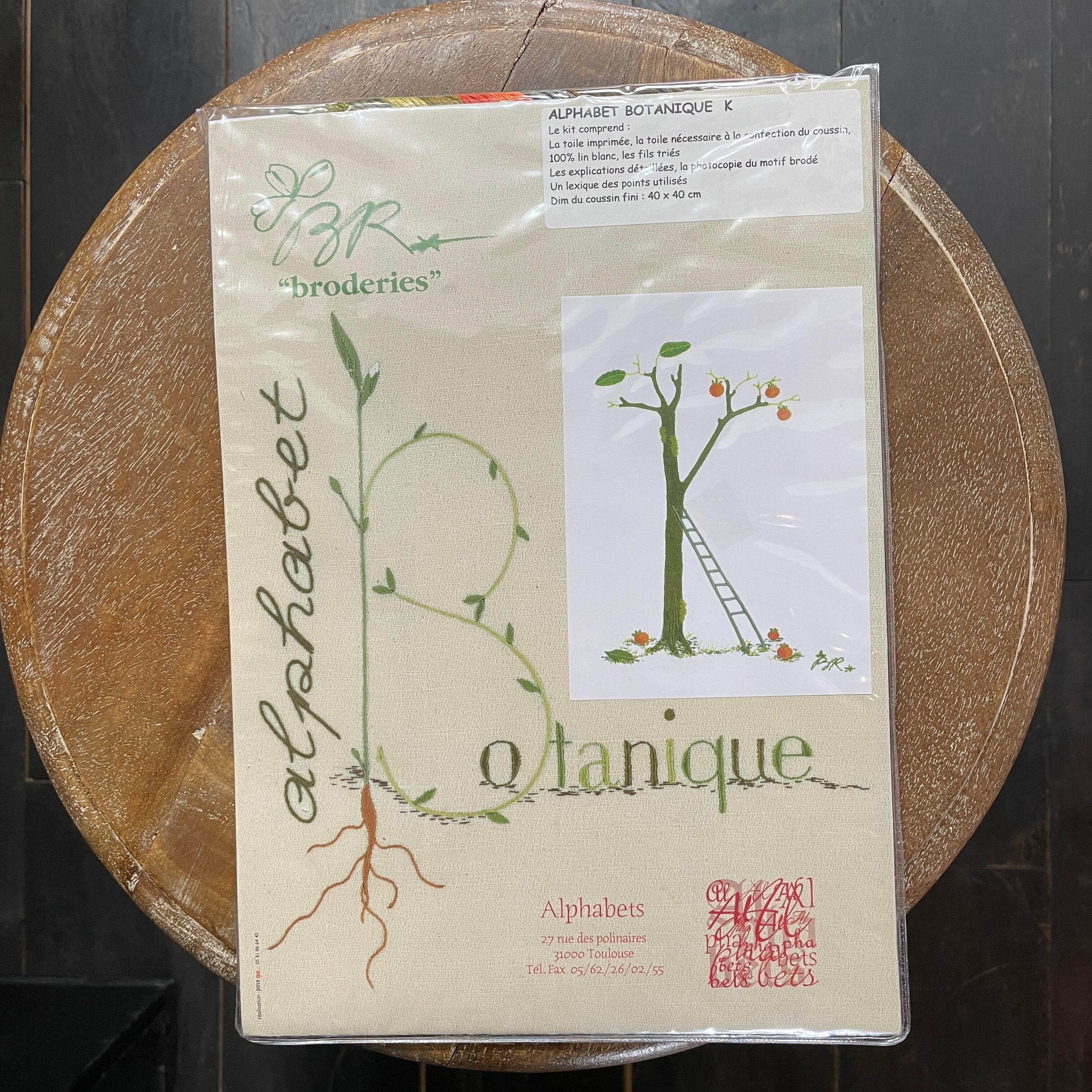 Alphabets (アルファベ)刺繍キット・Botanique " K " 柿(柿の木)