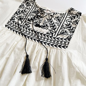 Front embroidery tassel dress (off-white)