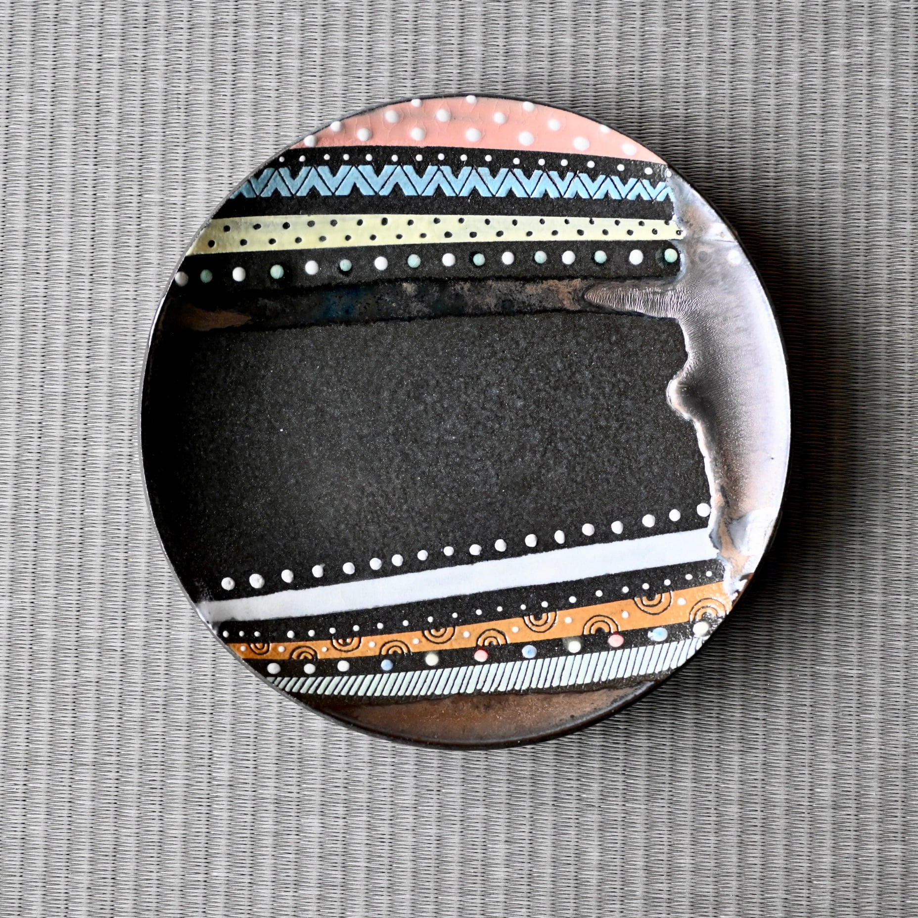 18. 黒金虹ライン丸平皿 | 陶工房 みかガマ ＊ のぐちみか