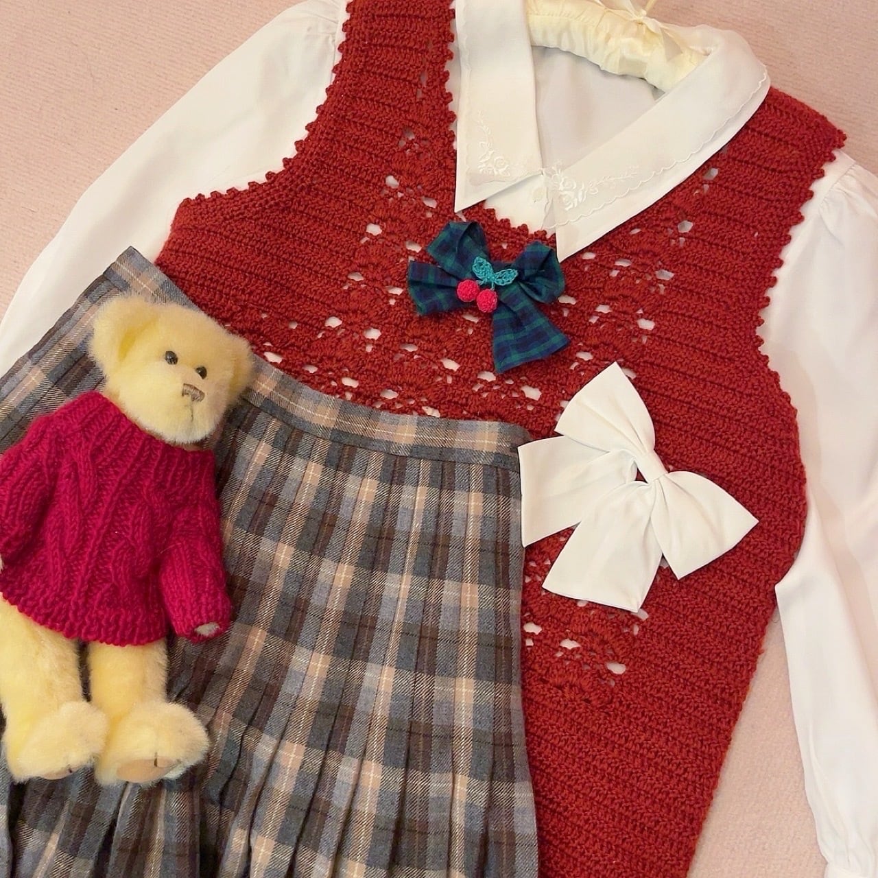 cherry brooch bordeaux crochet vest