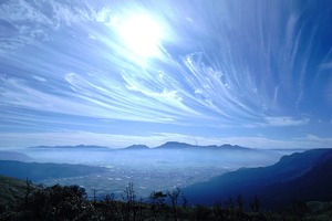 雲海に囲まれた阿蘇山の風景