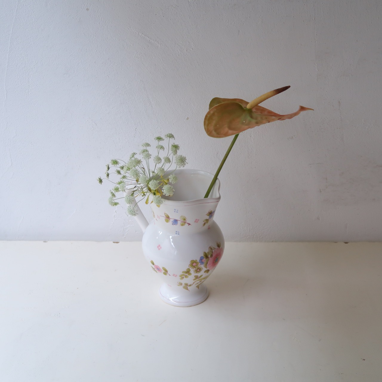 ピンクのお花の水差し