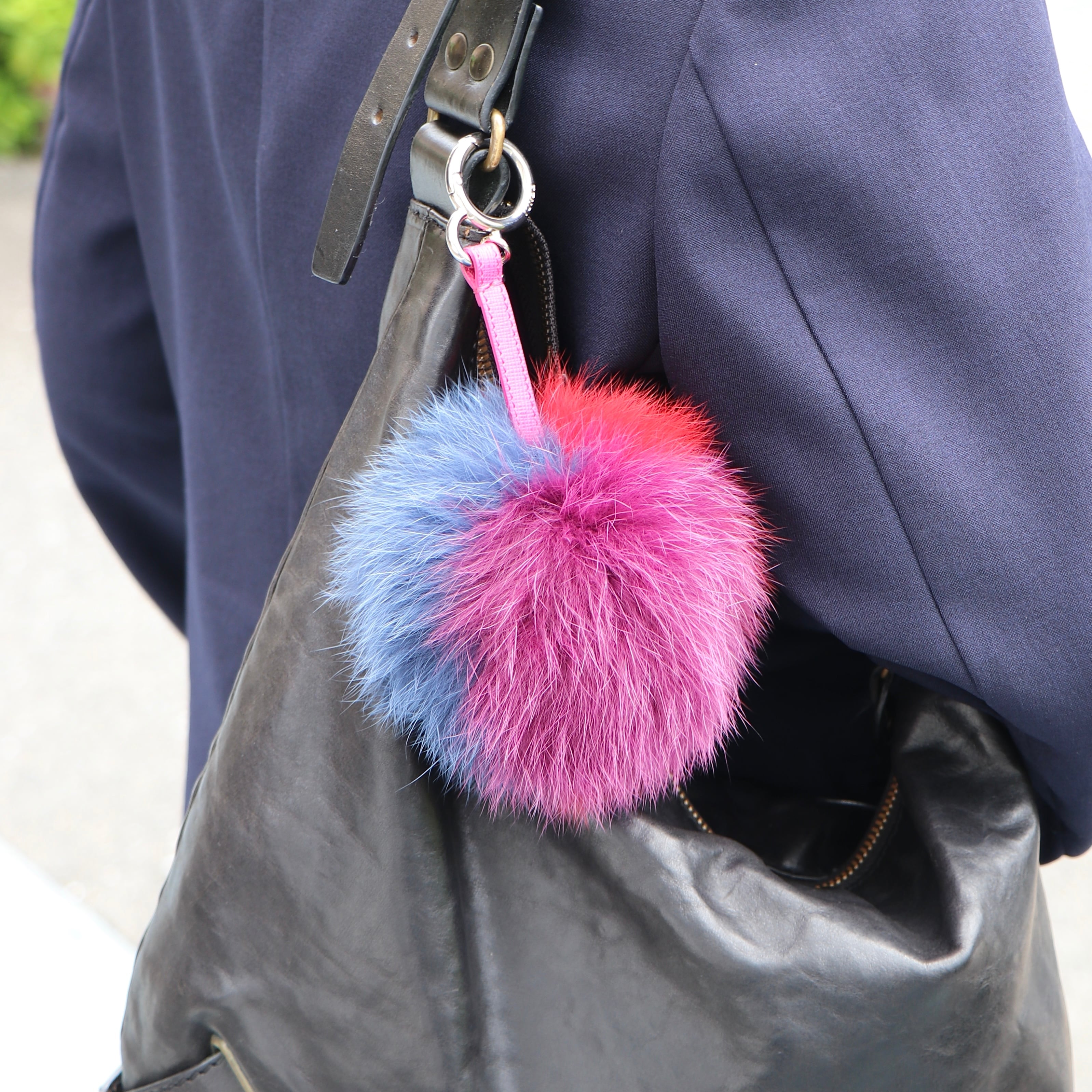 美品　FENDI　フェンディ　フルーツ　チャーム　ファー　ピンク FENDI ピンクファー チャーム 保存袋付き フェンディの人気ファー