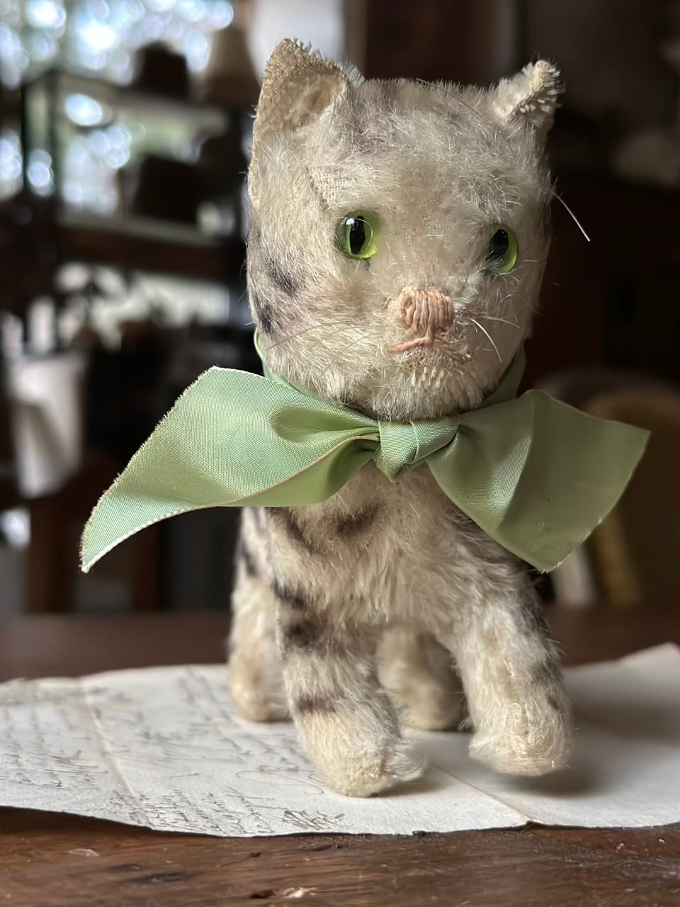 ねこのぬいぐるみ 薄いグリーンの目 リボン 猫 | Brocante de La