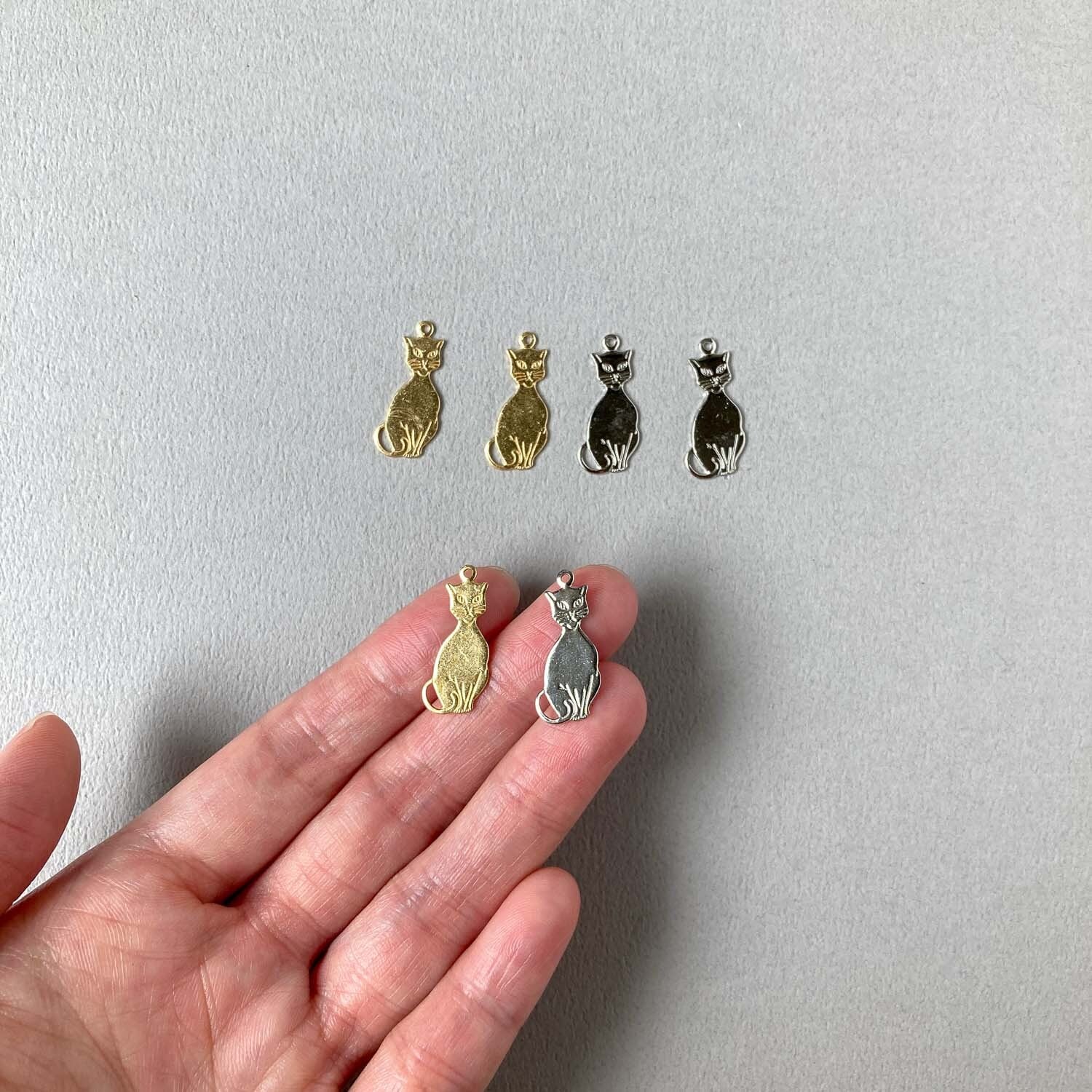 新色追加〉USA真鍮 シンプルお座り猫チャーム（22mm） | Dua