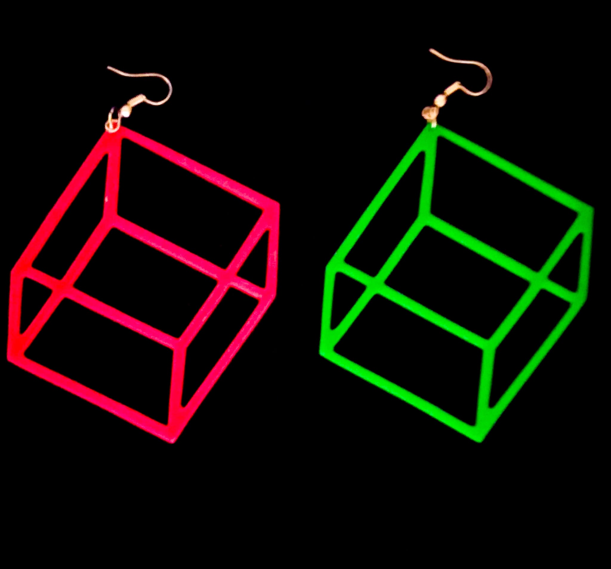 立体ボックス 派手派手ボックス ピアス イヤリング ネオンカラー ネオンピンク 立方体 幾何学 だまし絵 おもしろアクセサリー 個性派 派手 ダンス イベント フェス 発表会 ステージ