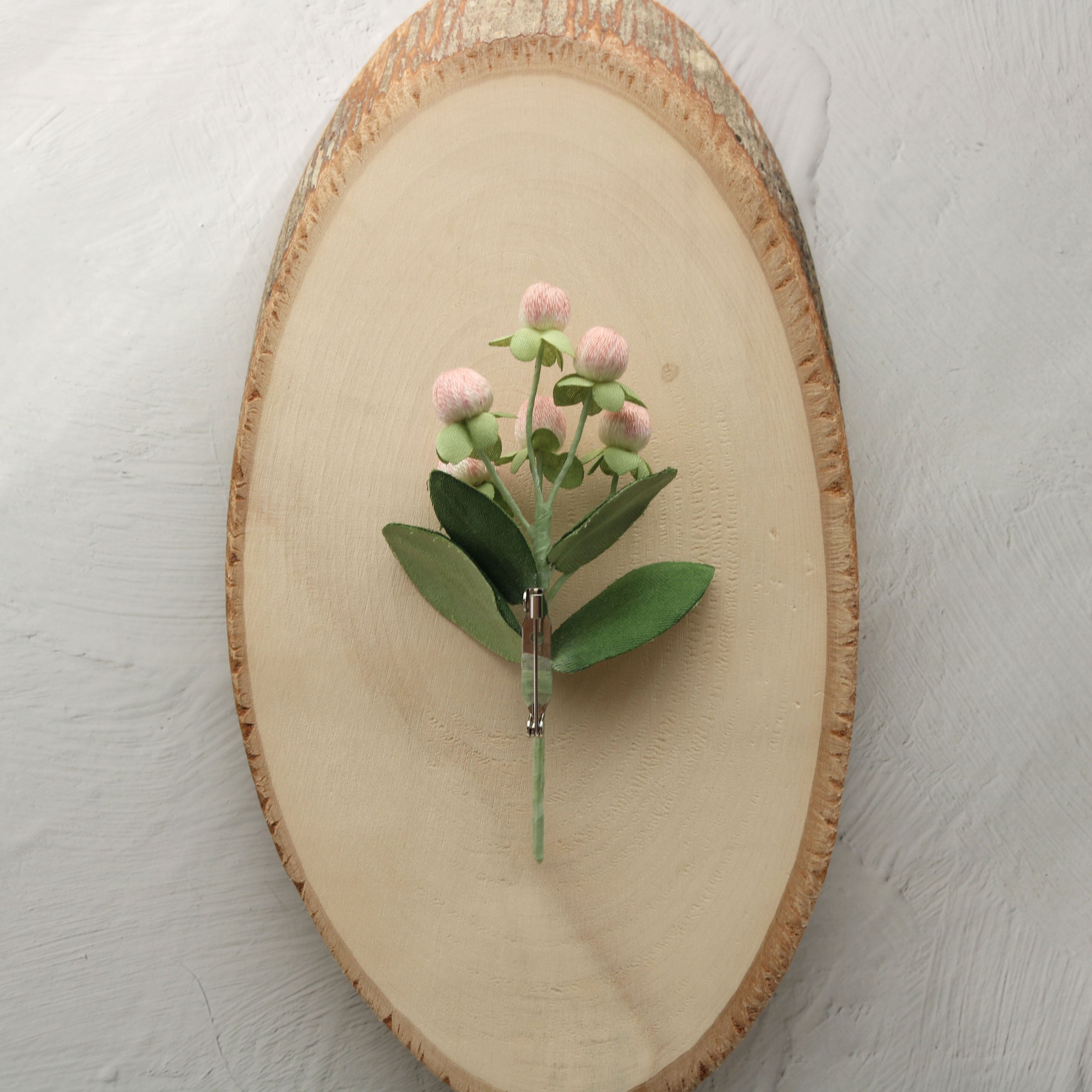 刺繍糸の実 ヒペリカムの実布花ブローチ ピンク Shikika 四季の布花アクセサリー