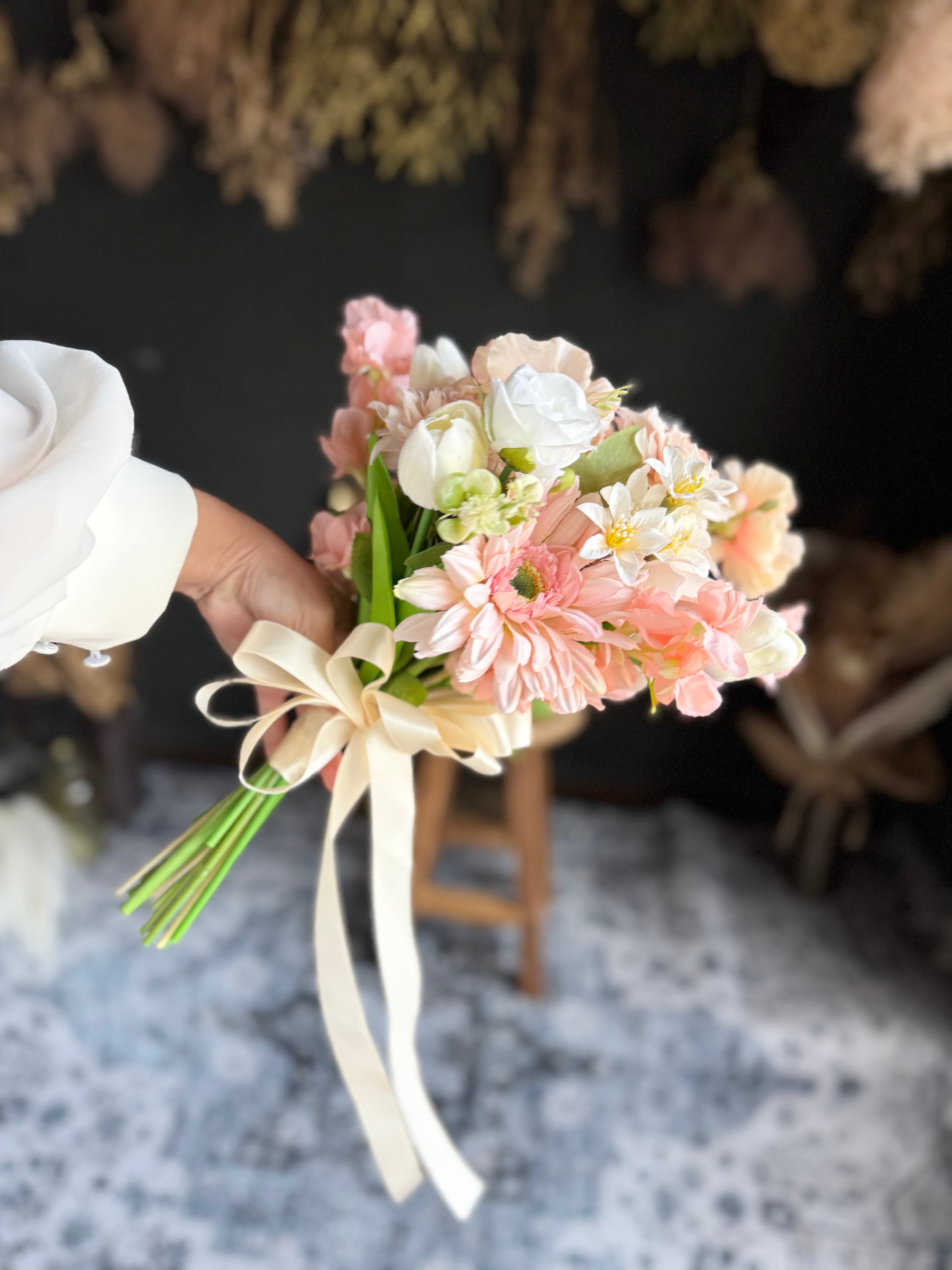 サーモンピンク×ホワイトクラッチブーケ☆ブートニア | houkiboshi