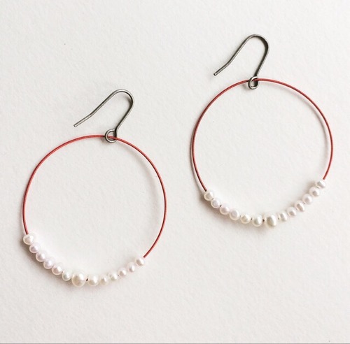 赤いヴィオラ弦と贅沢パールのフープピアス  V-608  Viola string hoop pierces with tiny pearls L (Red)  