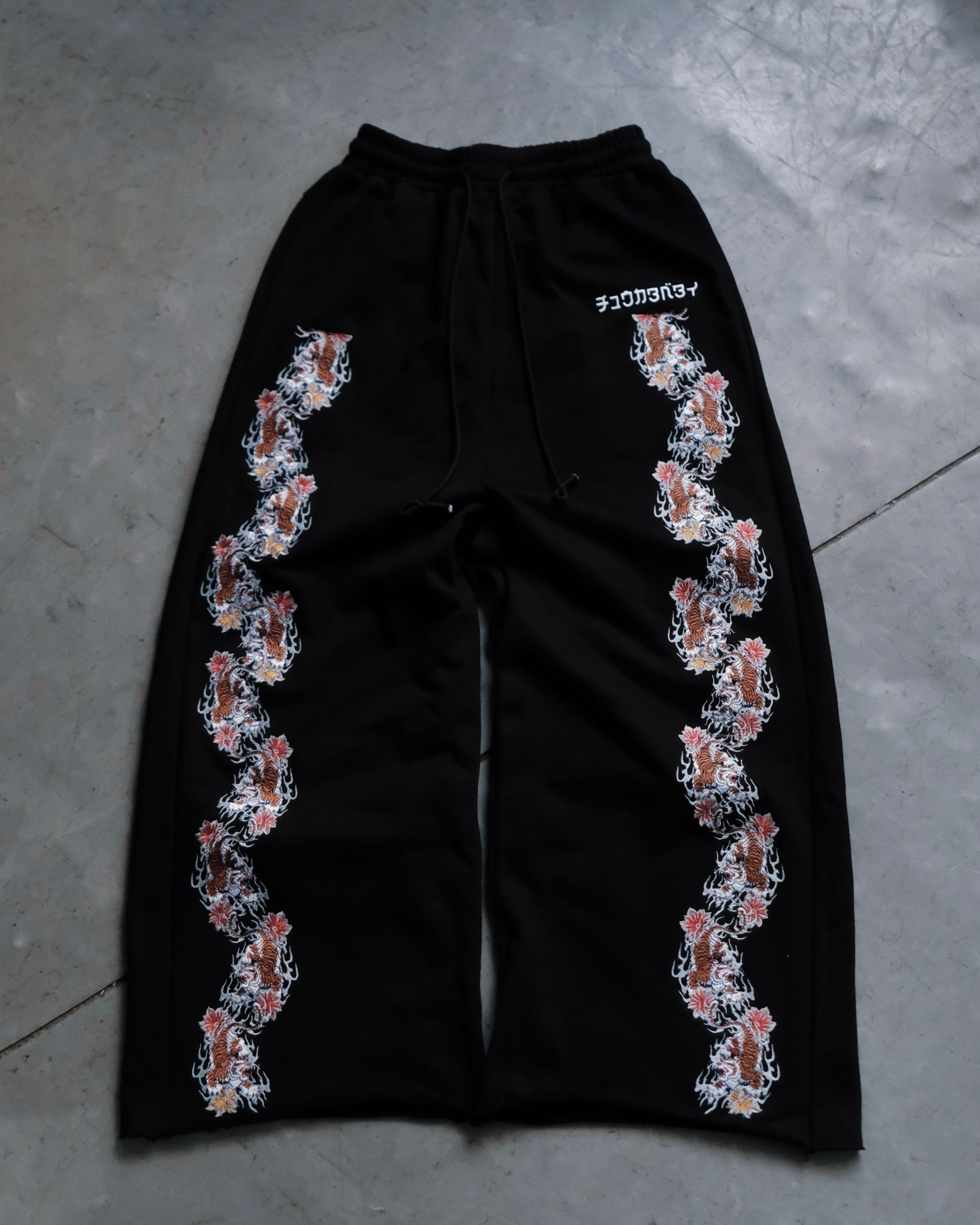 Tiger line sweat pants/Black | チュウカタベタイ