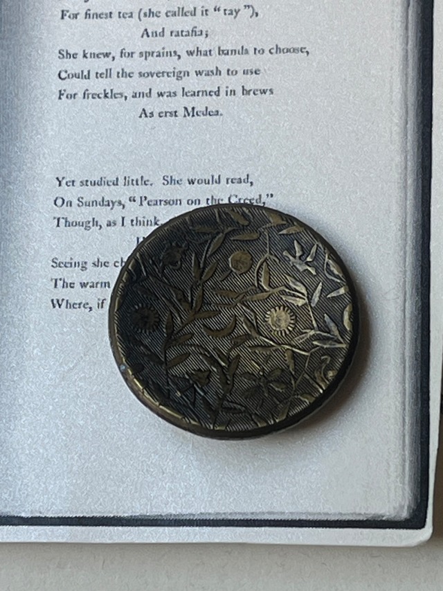 【ヴィンテージ ボタン】ボタニカル紋様ボタン 約2.5cm アンティークパーツ ハンドメイド素材に／1個