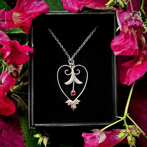 ハートと花のルビーペンダント