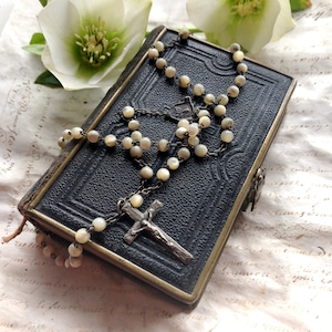 真珠貝のロザリオと祈祷書のセット