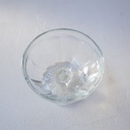 脚付きのアイスクリームカップ