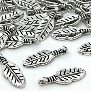 【4個】ミニミニフェザーペンダントチャーム/アクセサリーパーツ/羽根