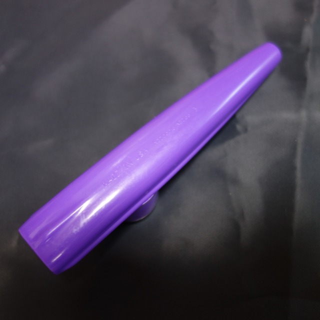 KAZOO (カズー) made in USA プラスチック 黒色（キャップ）＋ 藤色（ボディ）