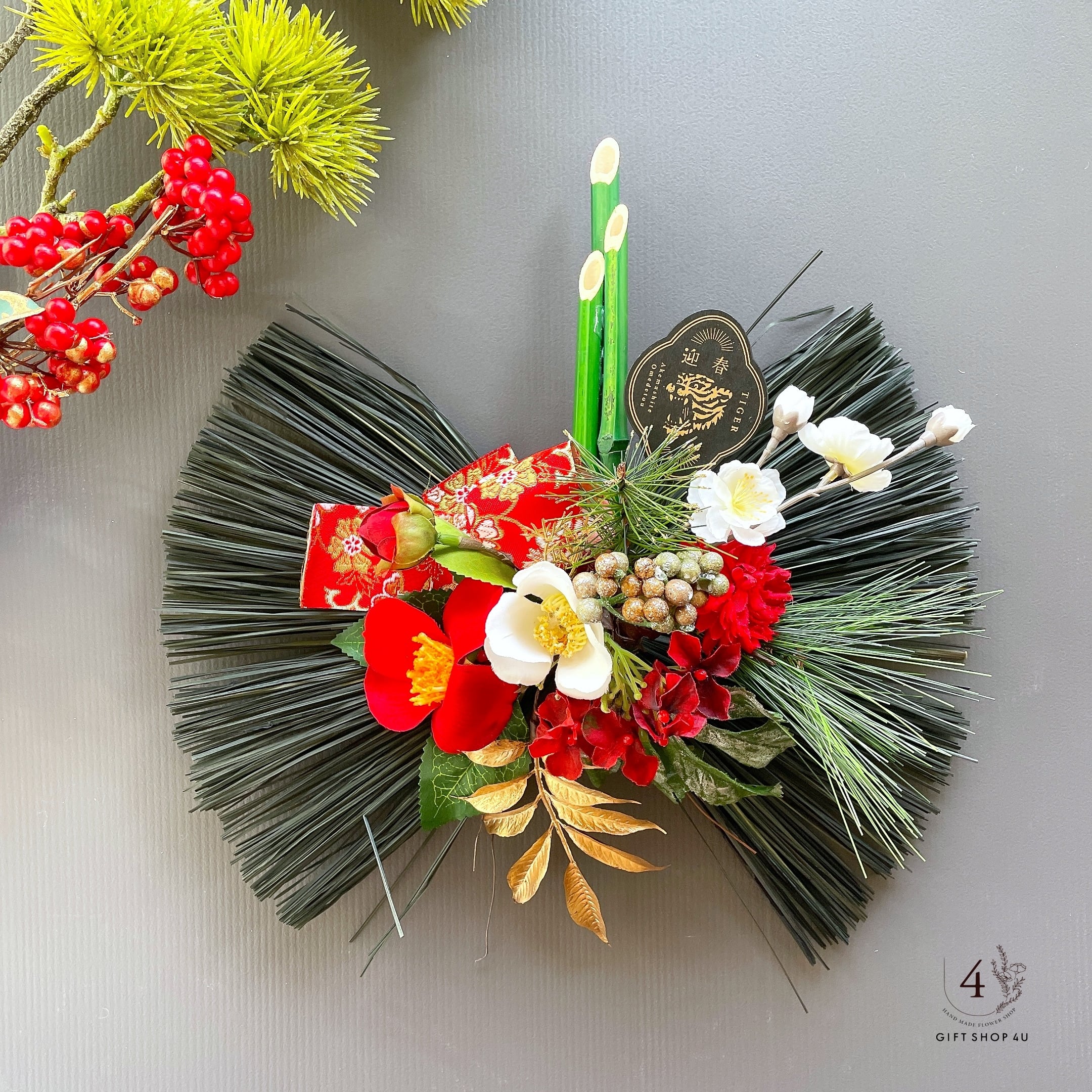 お正月】華やか正月飾り 幅約30cm 三本松 紅白椿正月飾り（寅ピック