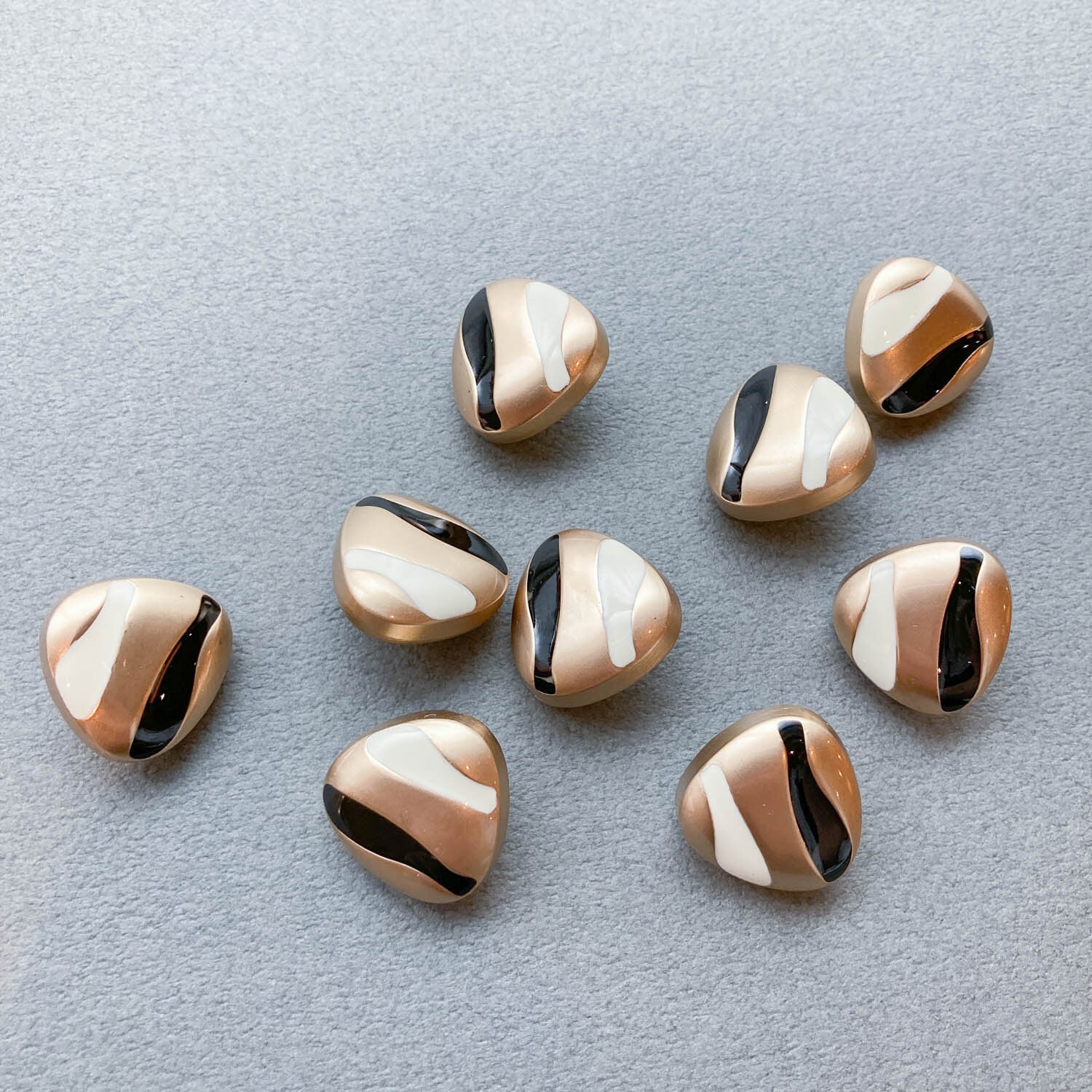 再入荷〉マットゴールドゆる三角ボタン（18mm） | Dua-アクセサリー