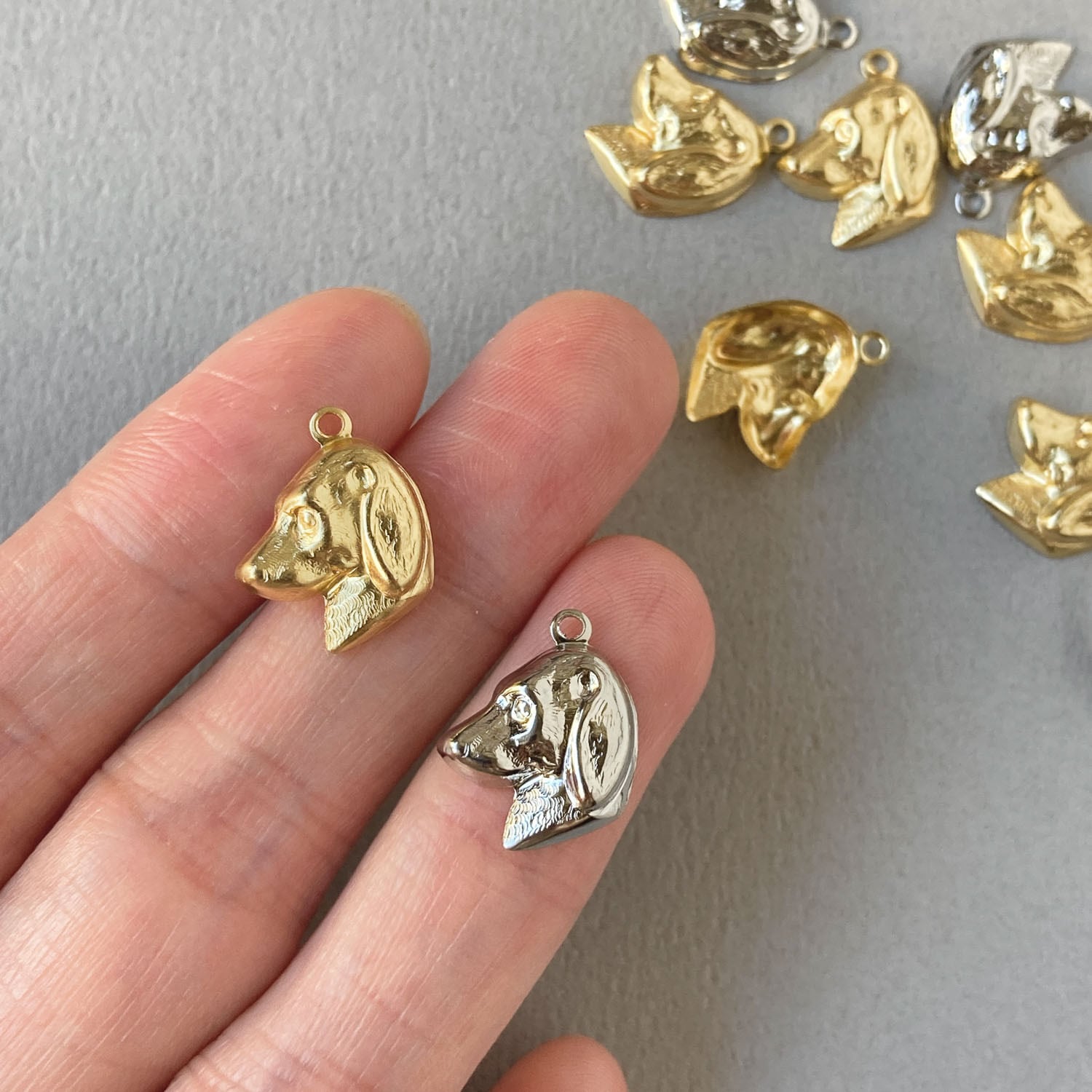 新色入荷〉USA真鍮 垂れ耳犬の横顔チャーム（16mm） | Dua