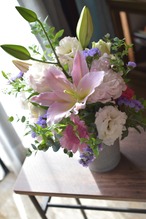 レザーファンをベースにユリを使った花材キット