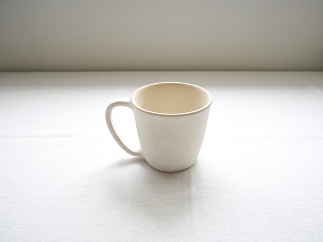 y-4. 石原ゆきえ　マグカップ（白化粧×白）縦長