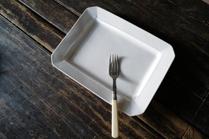 岡田直人　19.長角平皿　Ｍ