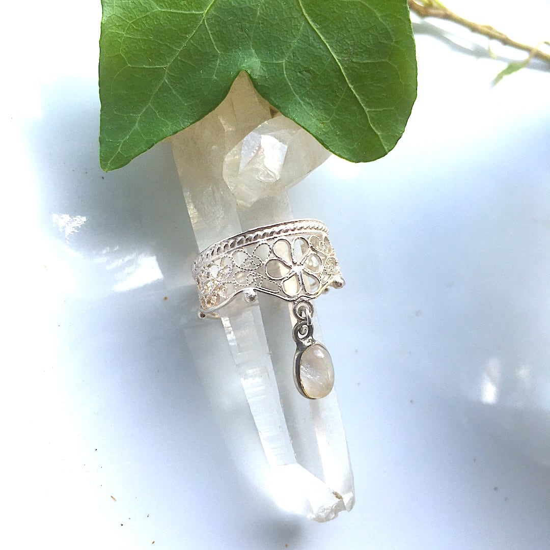 【SV925】✦6月の誕生石✦⋆.レインボームーンストーンリング⋆.·アルテミス・月の女神の指輪 .·✦