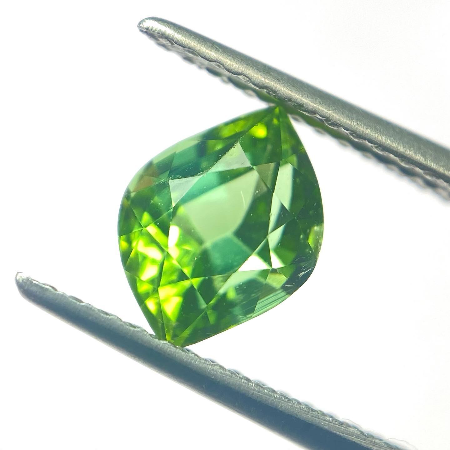 若葉息吹くグリーントルマリン