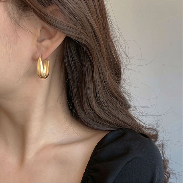 オーバルゴールドピアス