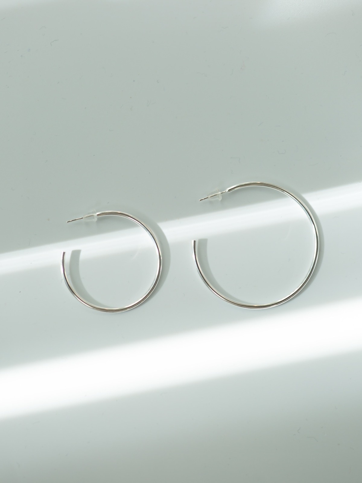 揺れるフープピアス】洗練シルバー シンプル日常使い 2サイズ 4cm·5cm 