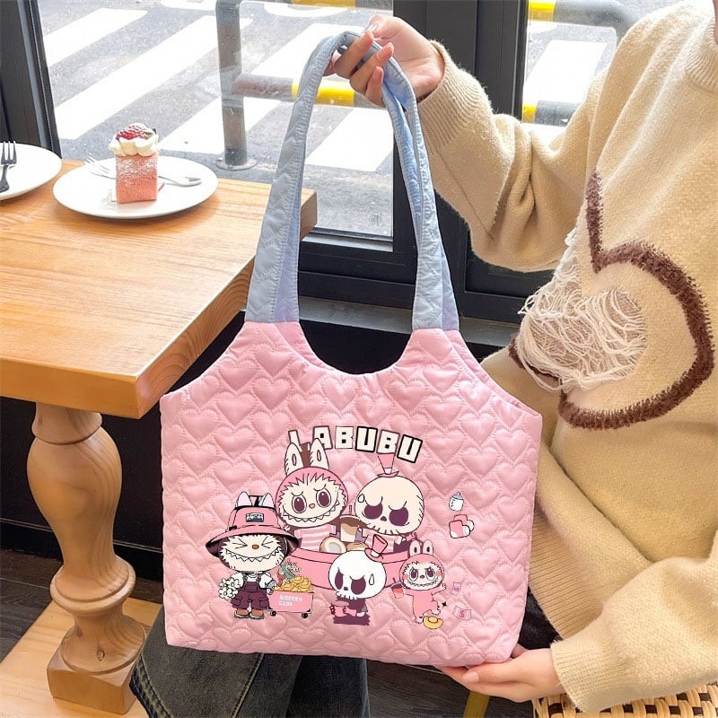 【超軽量・PC対応】Labubu ラブブ 超軽量キルティングショルダーバッグ 可愛い 便利 PC収納可能 通学・買い物に ふわふわ軽量 秋冬 THE MONSTERS