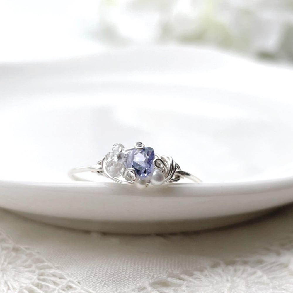 タンザナイト ホワイトトパーズ ワイヤーリング | シンデレラブルーが内側から輝く指輪