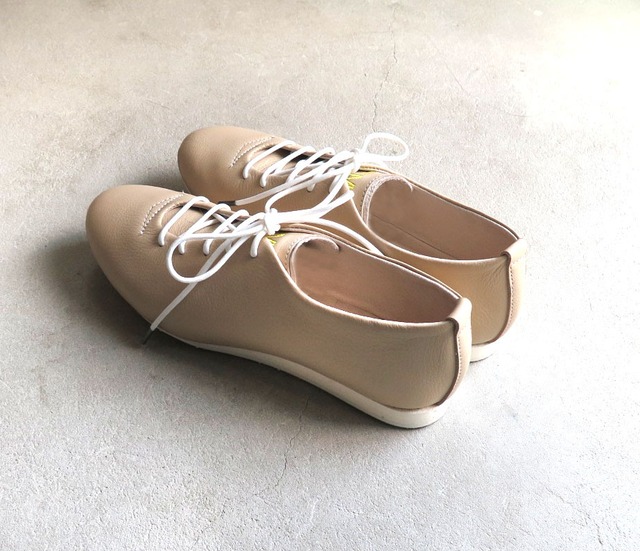 一枚革で包み込むようなハンドメイドスニーカー/ライトベージュ