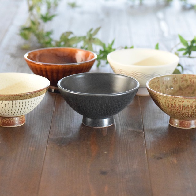 ＜めし碗・小＞ 伝統の刷毛目柄｜人気の飴色釉薬