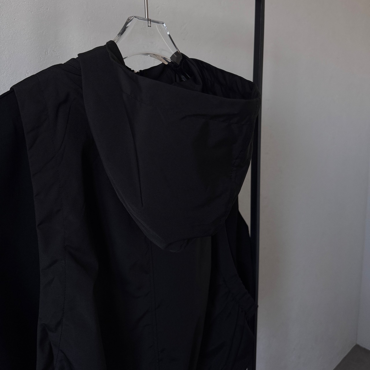 【受注予約:3月上旬入荷予定】異素材ドッキングフーディーvest/ブラック