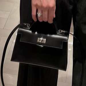 本革　22cmミニ　シルバーバックル　ハンドバッグ〈２カラー サイズ２2cm〉