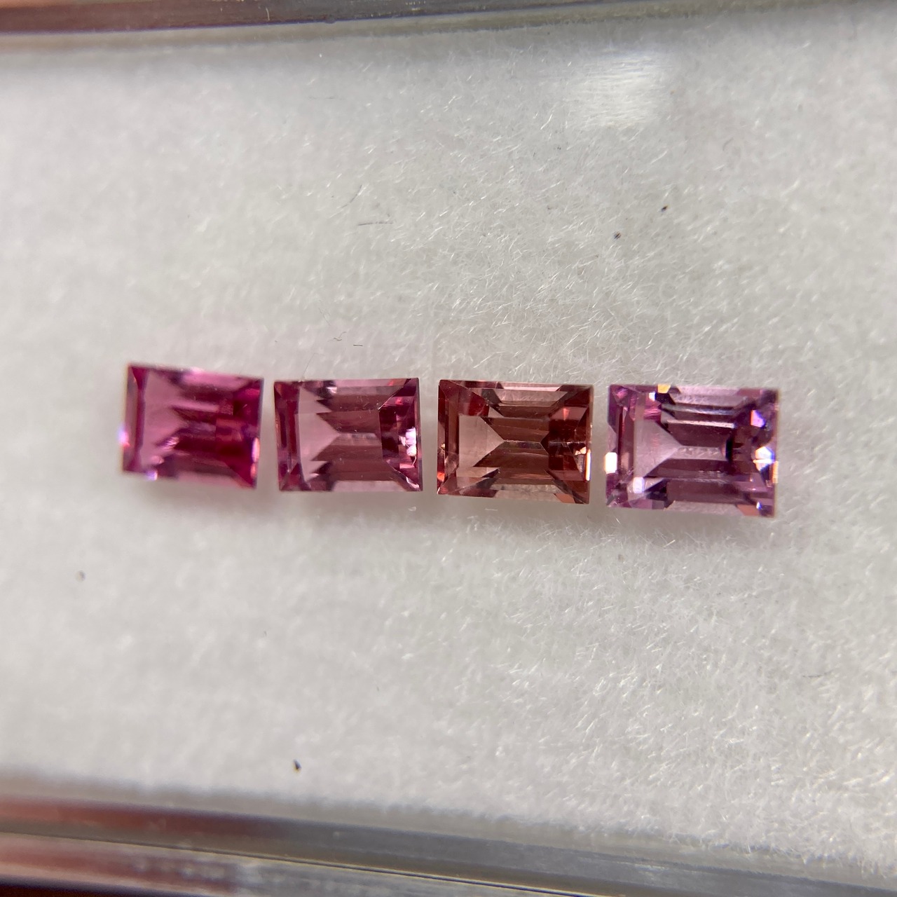 スピネルの板チョコ 4色セット 約3mm*3mm r-0008