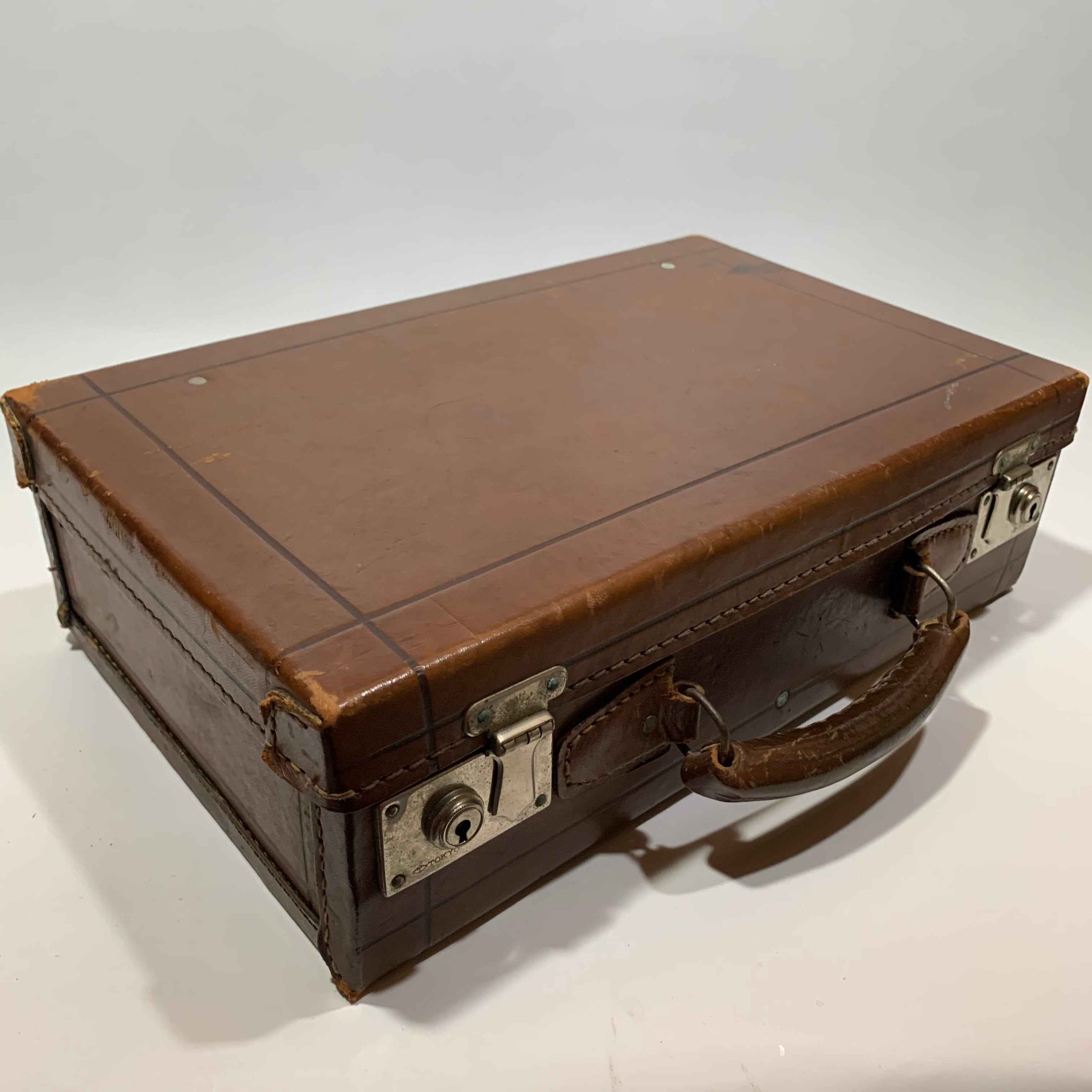 味のある古い革トランク 鞄 ディスプレイ アンティーク 古道具