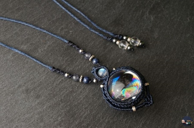 希望溢れる虹☆レインボー水晶(アイリスクォーツ)のマクラメネックレス ~海底~