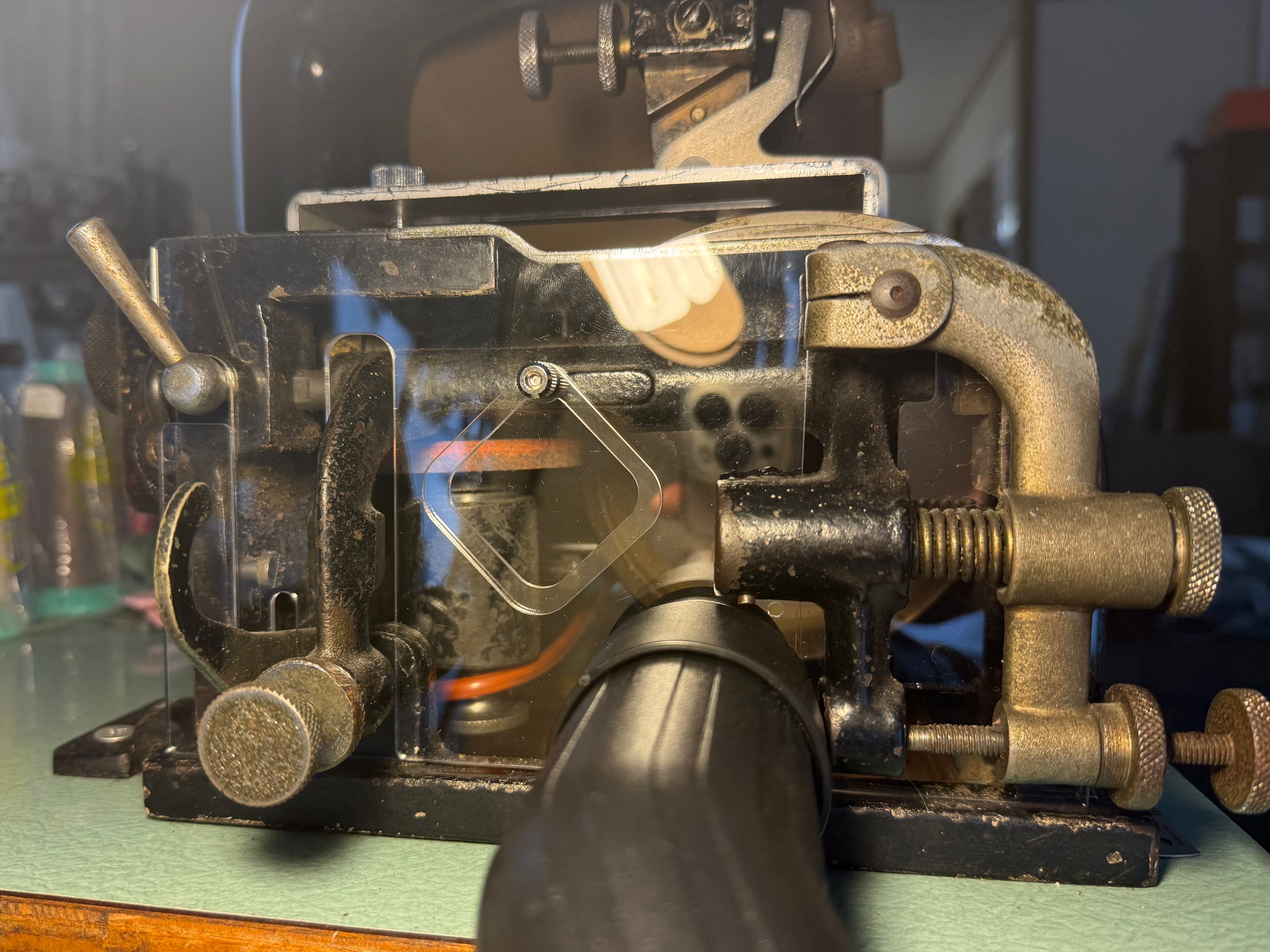 【展示用】『紙細工』飾るリボルバー002 漉き機カバー（TAKING用、ほぼフィット） | さんた屋 <レザークラフト