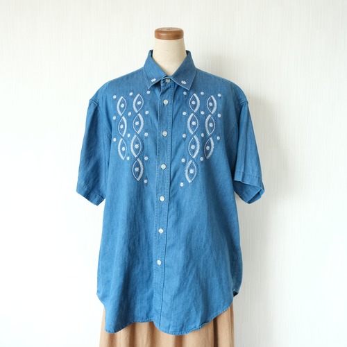 刺繍があるデニムシャツ