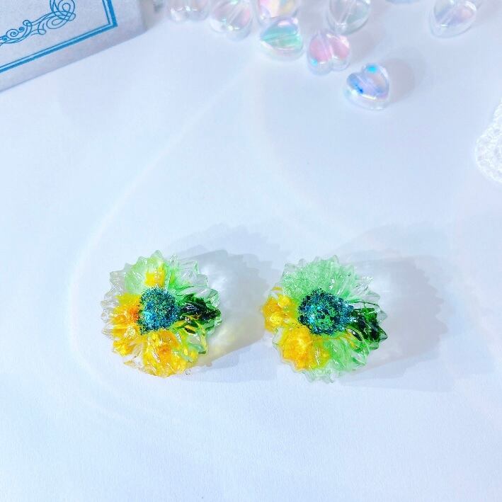 新作】♡明るいみどりのフェミニンお花レジンピアス♡ | HARUcraft609