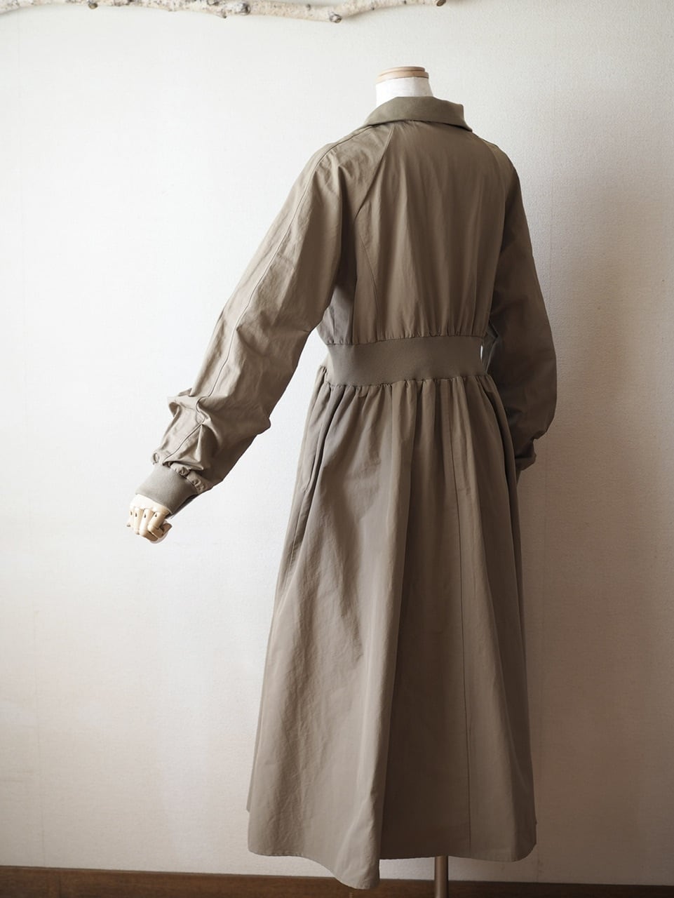 アーツ&サイエンス カーキベージュ シャーリング ギャザー コート アーツ&サイエンス カーキベージュ シャーリング ギャザー コート