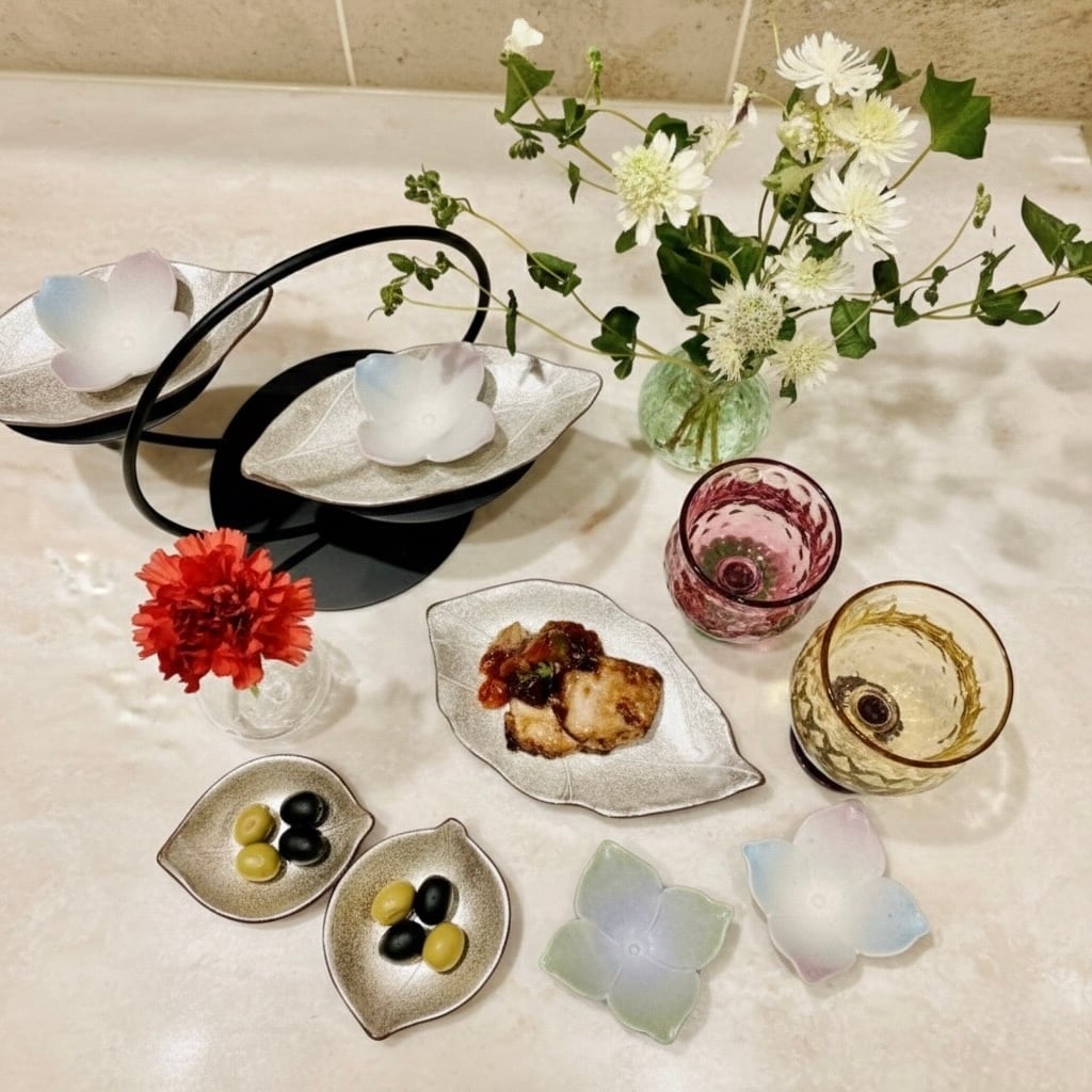 葉皿(幅 17.5 cm) 銀彩 柏の葉 | TSUNE;田中恒子の器 オンラインストア